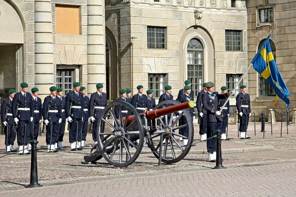 Stockholm, changing of the guard at the Royal Palace. Photo: W. Bulach (CC BY-SA 4.0)