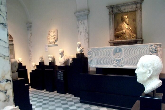 Gallery at Medelhavsmuseet in Stockholm. Photo: Notafly. CC BY-SA 3.0