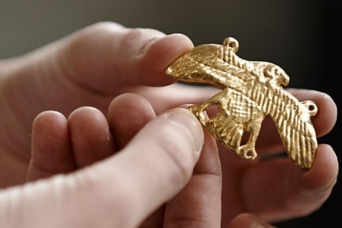 A copy of the falcon amulet found in the mummy's wrappings. Medelhavsmuseet, Stockholm. Photo: Interactive Institute Swedish ICT/Medelhavsmuseet. CC BY-SA 4.0