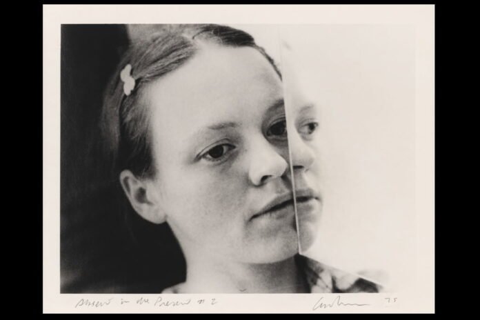 Laurie Anderson, Absent in the Present: Looking into a Mirror Sideways 2, 1975 Ur serie, självporträtt. © Laurie Anderson.