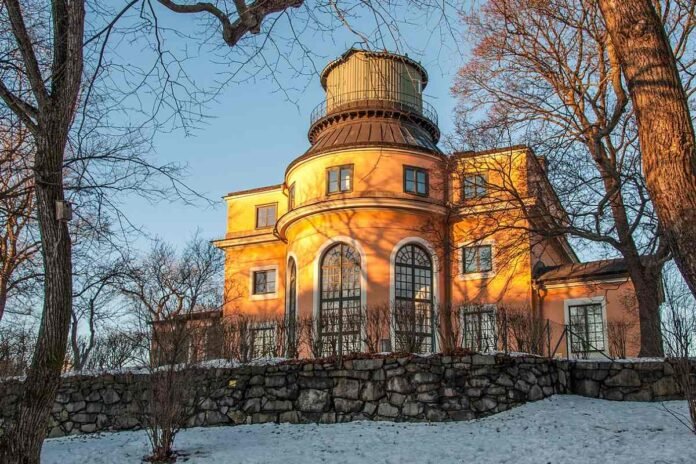 Stockholm's old observatory, located above Observatorielunden in Stockholm. Photo: I99pema (CC BY-SA 3.0).