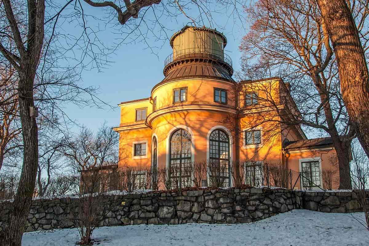 Stockholm's old observatory, located above Observatorielunden in Stockholm. Photo: I99pema (CC BY-SA 3.0).