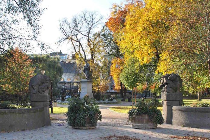 Berzelii Park seen from Nybroplan. Photo: Helge Høifødt (CC BY-SA 3.0).