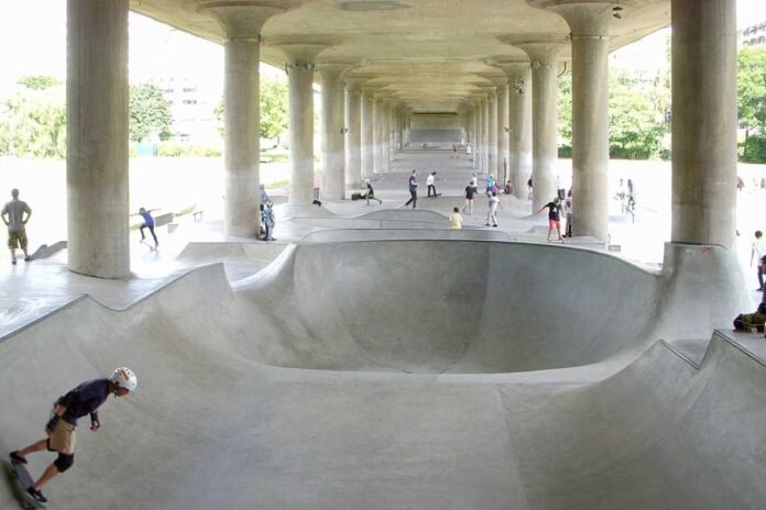 Rålis Skatepark is located under 'Lilla Västerbron' (Little Western Bridge).