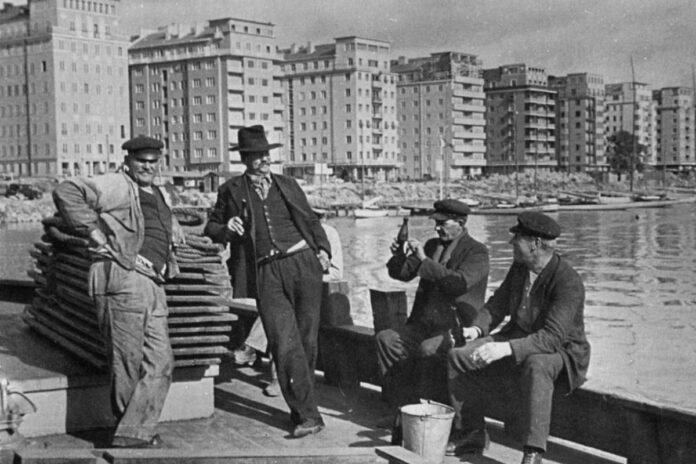 Beer break at today's Rålambshovsparken, with Norr Mälarstrand visible in the background.