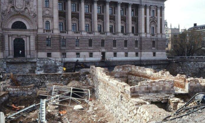 Excavations in front of the Swedish Parliament House in 1978, 'The National Trench' (Riksgropen). Photo by Holger.Ellgaard. (CC BY-SA 4.0)
