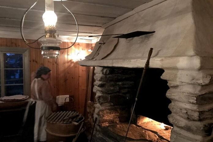 Tunnbrödsbakning ("thin bread baking") in Skansen, Stockholm. Photo: Salgo60. <(CC BY-SA 4.0)