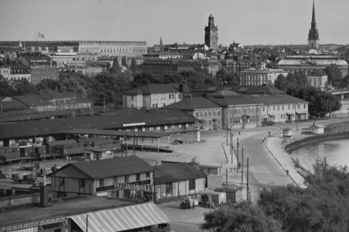 View towards the palace and the German Church, old buildings in the foreground. Photo: Järnvägsmuseet (Public domain)