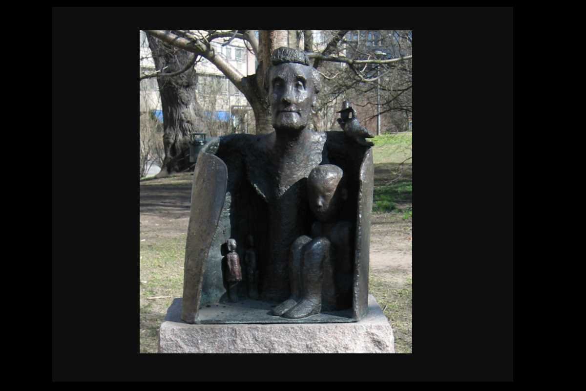 The Astrid Lindgren statue in Tegnérlunden, Stockholm. Photo: Hedning (Public domain).