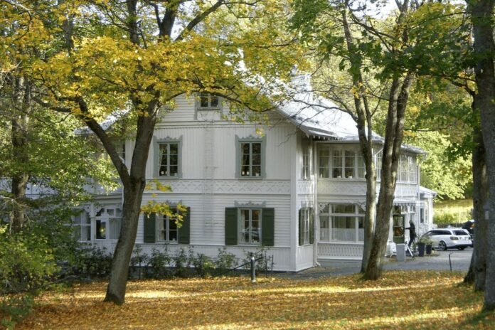 Ulriksdals Wärdshus ("Wärdshus" is an old-fashioned Swedish word for an inn or tavern). Photo: Holger.Ellgaard (CC BY-SA 3.0)