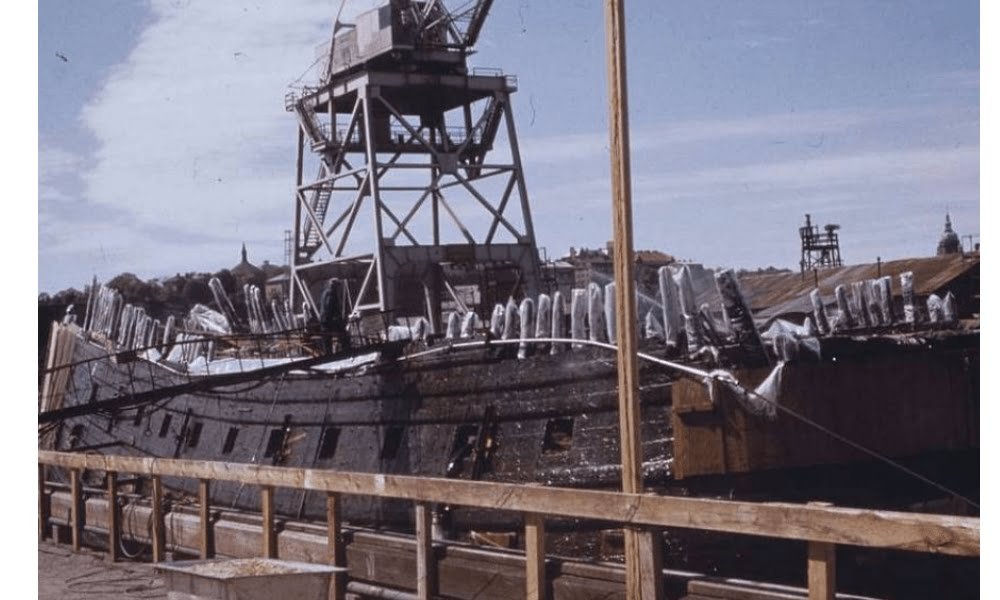Shortly after the salvage in 1961, the warship Vasa floats again. Source: Collection Salvaging Vasa (Picryl).