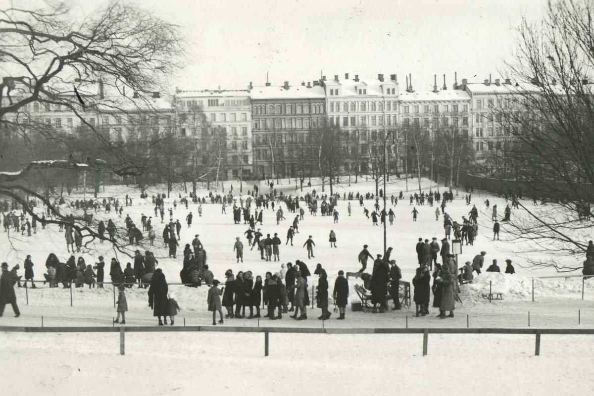 The ice-skating rink of Vasaparken in January 1933. Photo: Stockholms stadsarkiv