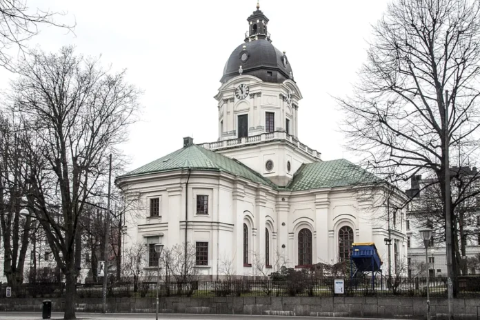 Adolf Fredrik's Church seen from Sveavägen. Photo: I99pema (CC BY-SA 3.0)