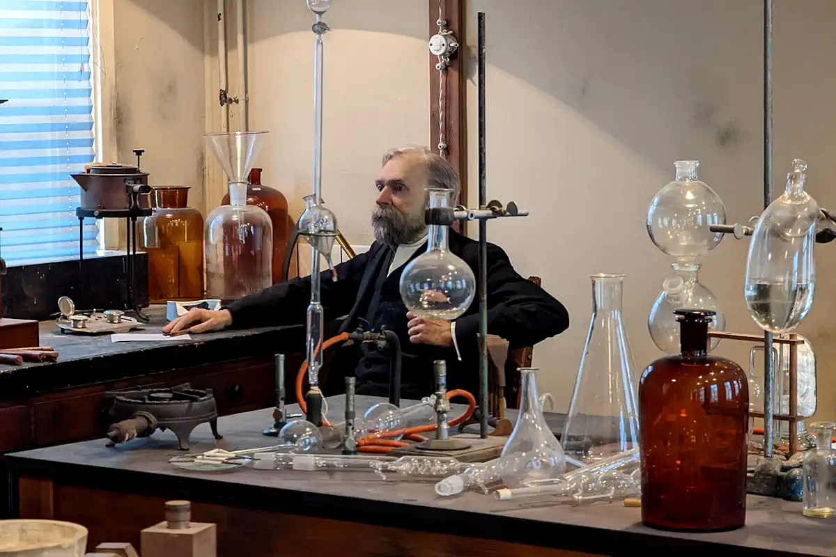 Figure representing Alfred Nobel in the laboratory at Karlskoga.