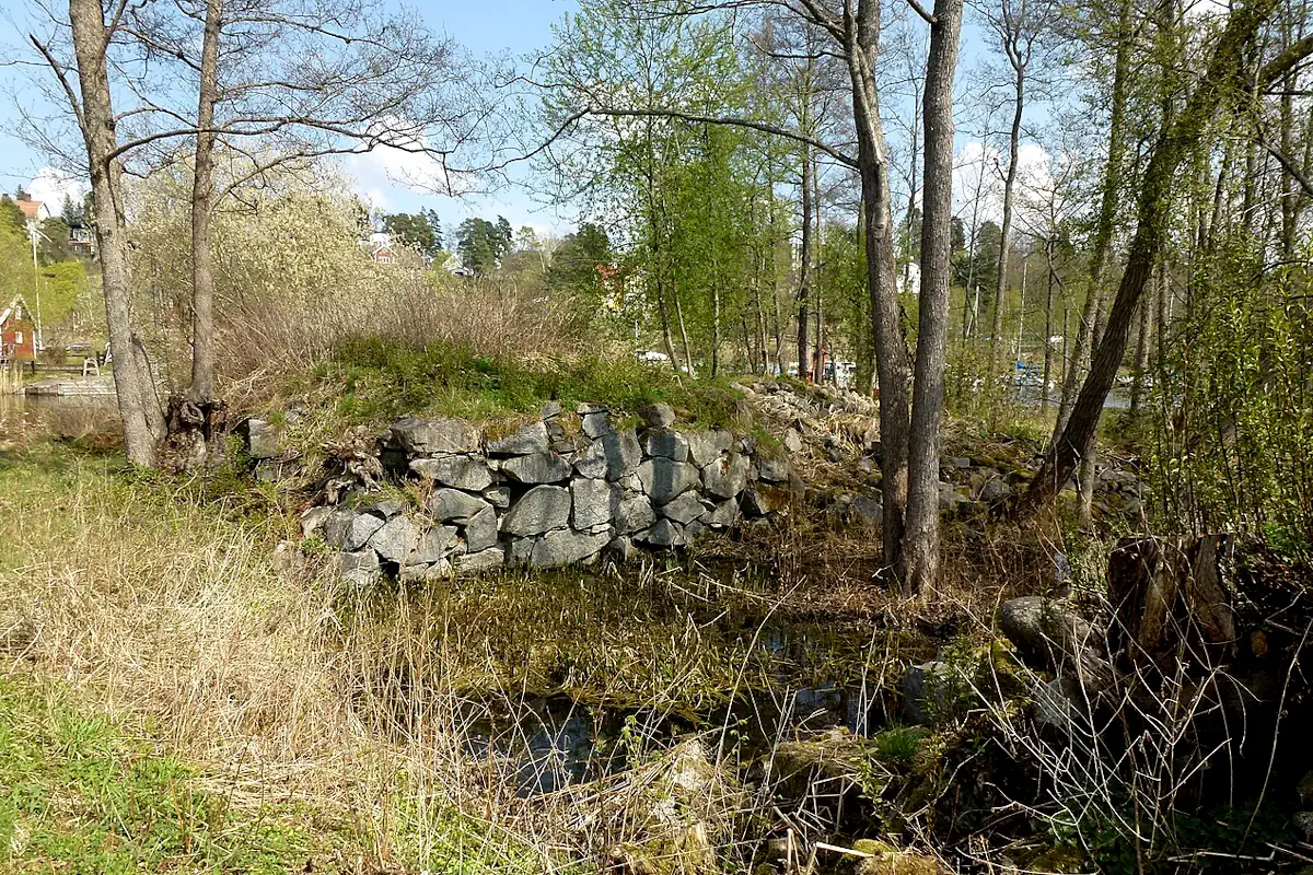 Old stone bridge at Stäkesholmen. Photo: Holger.Ellgaard (CC BY-SA 3.0)