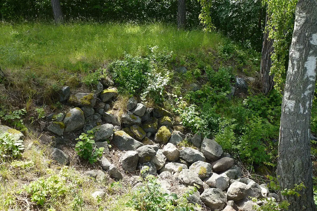 Ruins from the fortress at Almare Stäket. Photo: Holger.Ellgaard (CC BY-SA 3.0)