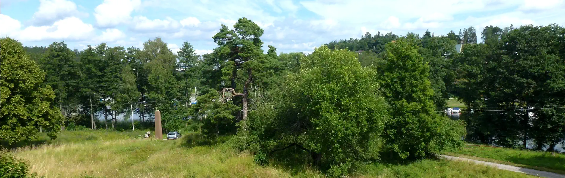 View to the north from the ruin mound at Almare-Stäket. Lake Mälaren in the background. Photo: Holger.Ellgaard (CC BY-SA 4.0)