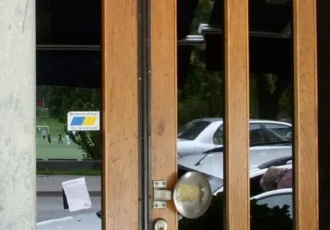 Dalagatan No. 46 in Stockholm, Astrid Lindgren's home from 1941 to 2002. Vasaparken is visible as a reflection in the glass. Photo: Holger.Ellgaard (CC BY-SA 3.0)