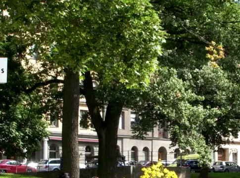 Astrid Lindgren's terrace in Vasaparken. Dalagatan can be seen in the background. Photo: Holger.Ellgaard (CC BY-SA 3.0)