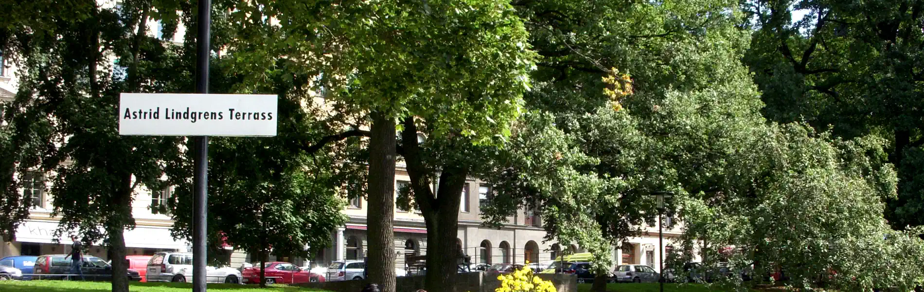 Astrid Lindgren's terrace in Vasaparken. Dalagatan can be seen in the background. Photo: Holger.Ellgaard (CC BY-SA 3.0)