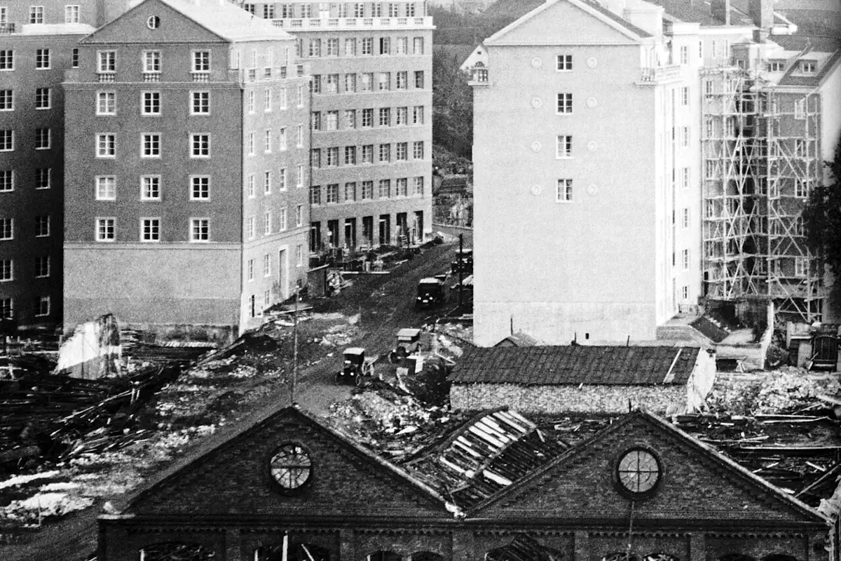 Demolition work is underway in the Atlas area in Vasastan. The year is 1928, and new housing is about to be built. Photo: Public domain