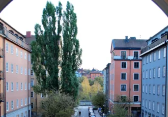 View of Völundsgatan in the Atlas area, looking south with Kungsholmen in the background. Photo: Helge Høifødt (CC BY-SA 3.0)