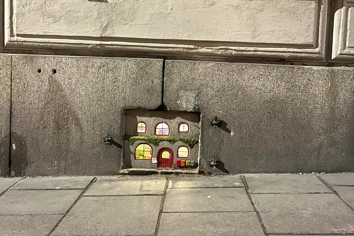 Bamse’s little house on Högbergsgatan can be hard to spot at first glance! Photo: © S.R./StockholmMuseum.com