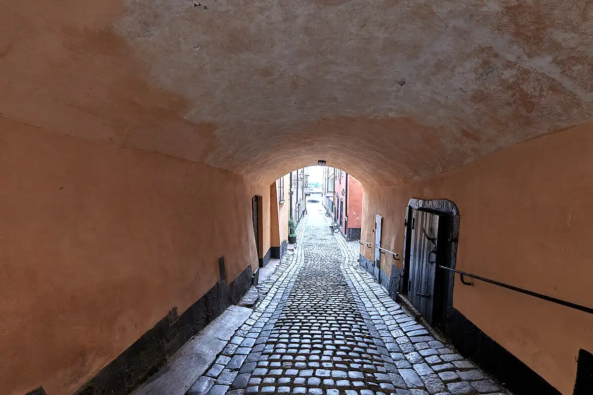 Ferkens gränd in Gamla Stan in Stockholm, an example of the kind of environment Bellman moved through. Photo: Leonhard Lenz (CC0)