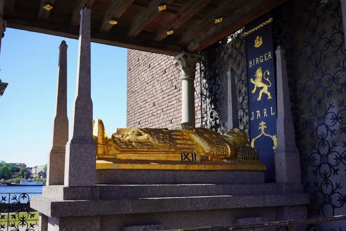 Birger Jarl's cenotaph in Stockholm, with Riddarfjärden in the background. Photo: Ray Swi-hymn (CC BY-SA 2.0)