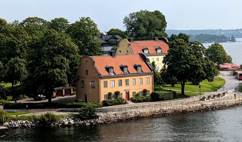 Overlooking Blockhusudden—historic villas and verdant landscapes at the edge of Djurgården. Photo: AleWi (CC BY-SA 4.0)