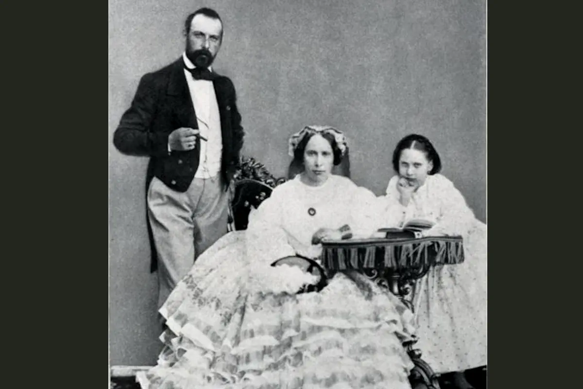 The swedish-norwegian king Carl XV, his wife queen Louise, and their daughter princess Louise (born 1851). Photo: Public Domain
