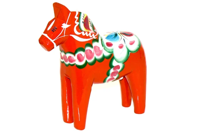 A completely traditional Dala horse from Nusnäs in Dalarna, Sweden. Photo: Stefanstopko (CC BY-SA 4.0)