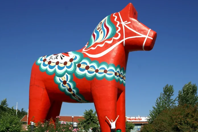 The world's largest Dala horse is located at the shopping center "Dalahästen" in Avesta, Sweden. Photo: Angelica Brockne PD