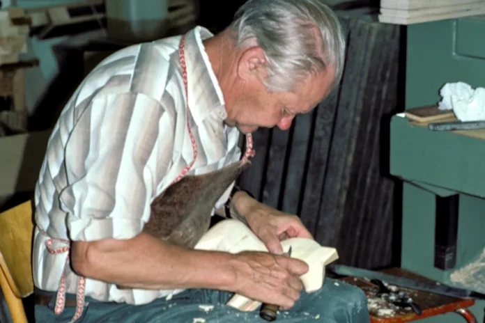 Traditional carving of a Dala horse in Nusnäs, 1984. Photo: WwwFrank (CC BY-SA 4.0)