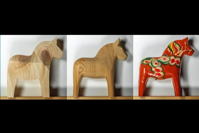 Three stages in the production of a traditional Dala horse. Photo: Hannes Grobe (CC BY-SA 4.0)