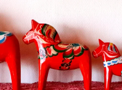 Four Dala horses lined up in a row. Photo: Bernt Fransson (CC BY-SA 4.0)