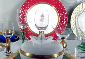 The Nobel Service (designed by Karin Björquist and Gunnar Cyrén for the 90th anniversary of the Nobel Prize in 1991). Nationalmuseum. Photo: Holger.Ellgaard (CC BY-SA 4.0)