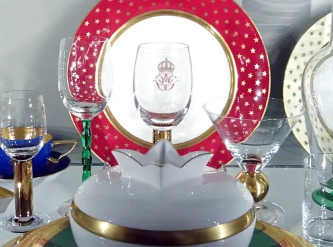 The Nobel Service (designed by Karin Björquist and Gunnar Cyrén for the 90th anniversary of the Nobel Prize in 1991). Nationalmuseum. Photo: Holger.Ellgaard (CC BY-SA 4.0)