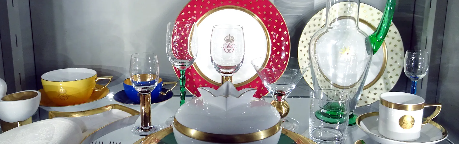 The Nobel Service (designed by Karin Björquist and Gunnar Cyrén for the 90th anniversary of the Nobel Prize in 1991). Nationalmuseum. Photo: Holger.Ellgaard (CC BY-SA 4.0)