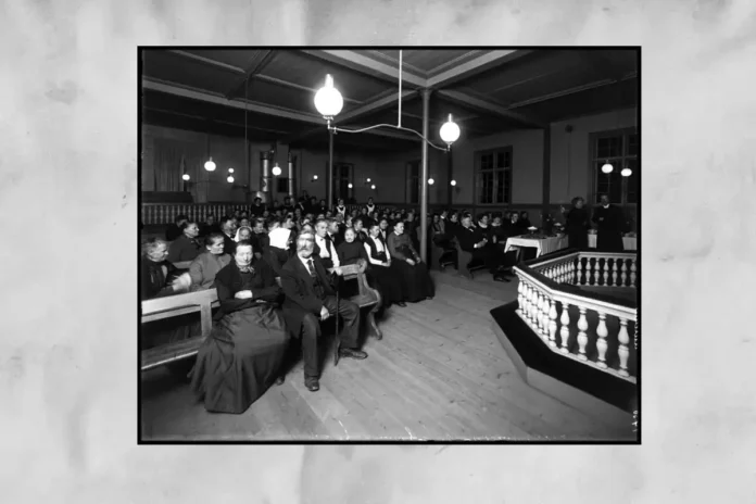 Interior from the Oscar parish's aid activities in Djurgårdskyrkan. Year 1912. Photo: Unknown. Stadsmuseet i Stockholm.