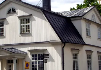 Djurgården Church (Djurgårdskyrkan) seen from Djurgårdsvägen above Gröna Lund. Photo: Holger.Ellgaard (CC BY-SA 3.0)