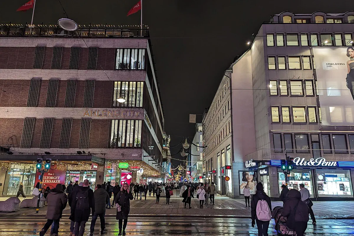 Drottninggatan in Stockholm, at the intersection with Klarabergsgatan, near Sergels Torg. Photo: AleWi (CC BY-SA 4.0)