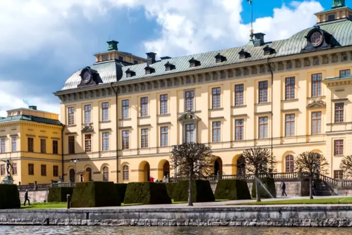 Drottningholm Palace, set along the tranquil shores of Lake Mälaren just beyond central Stockholm. Photo: kwan fung (Unsplash.com)