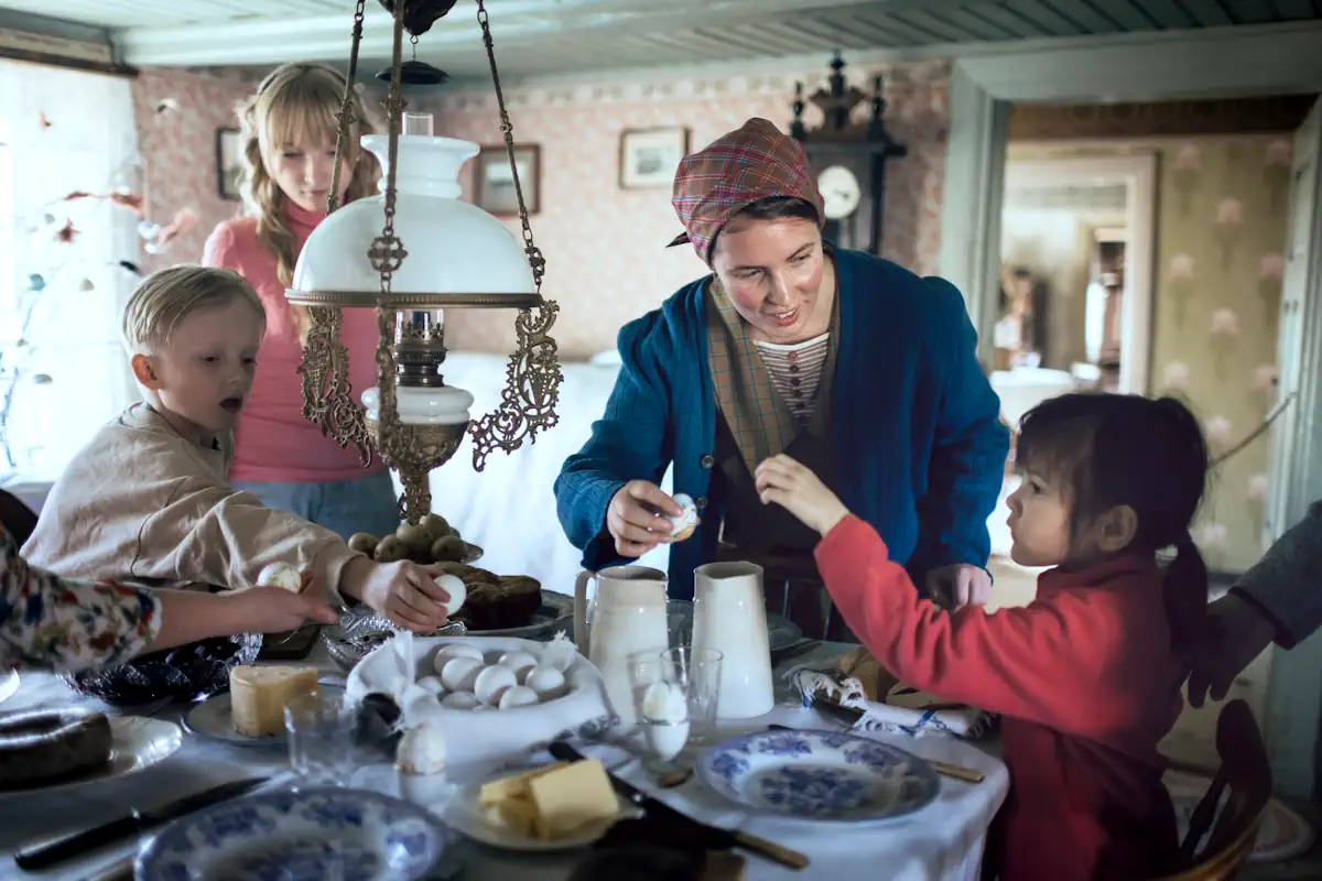 Guests experiencing a Holy Saturday in the 1920s in Skåne farmstead at Skansen. Photo: Anna Hugosson / Skansen