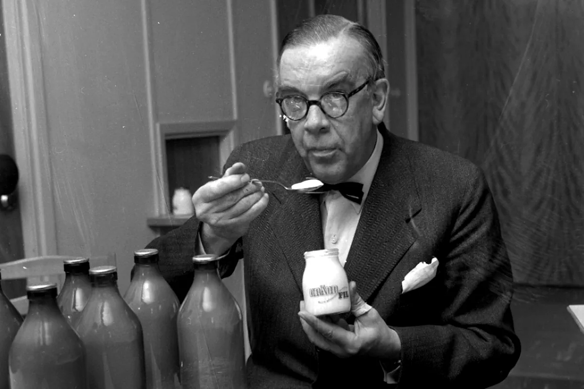 Mejeriföreningen (The Dairy Association) presents a new recipe for gräddfil (filmjölk made from cream), 1958. Photo: Public domain