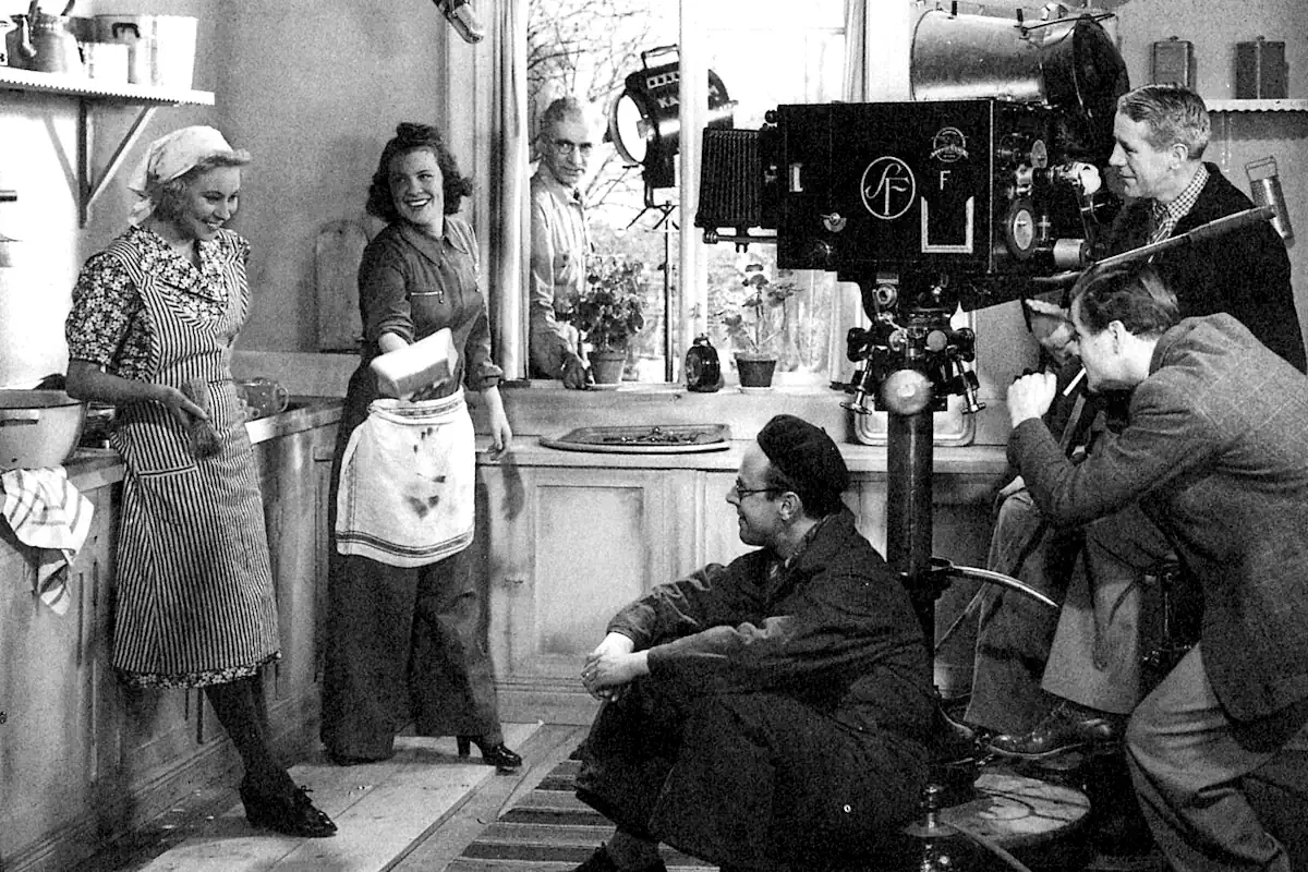 Scene from the 1941 production of Landstormens lilla argbigga, filmed at Filmstaden in Solna. Photo: Unknown/Public domain