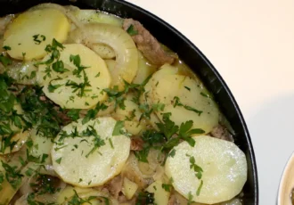 The traditional Swedish dish “Sjömansbiff,” made from beef, potatoes, and onions simmered gently in beer. Photo: Perolof (CC BY-SA 3.0)