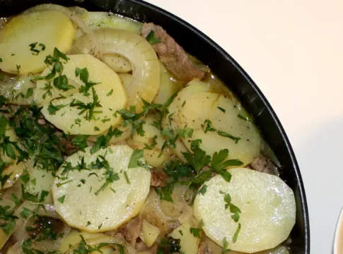 The traditional Swedish dish “Sjömansbiff,” made from beef, potatoes, and onions simmered gently in beer. Photo: Perolof (CC BY-SA 3.0)