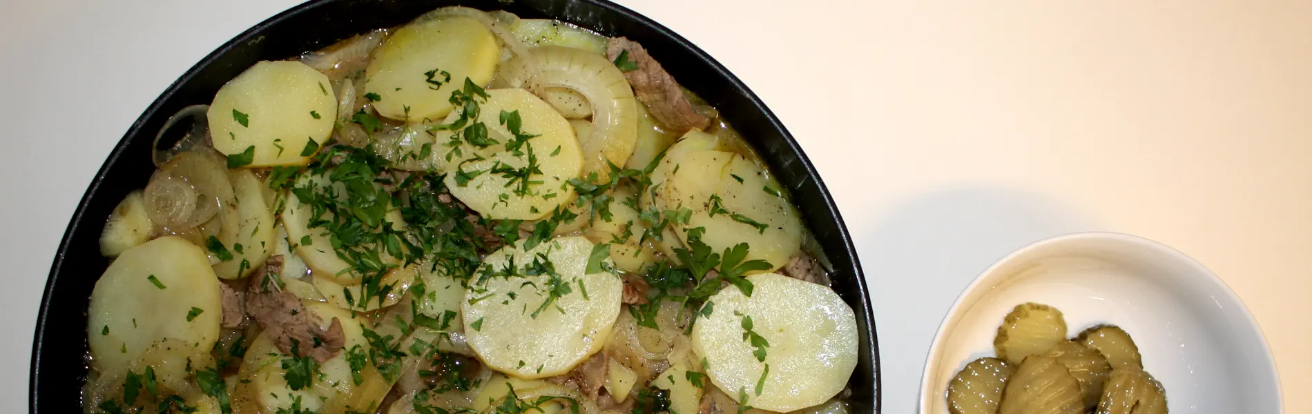 The traditional Swedish dish “Sjömansbiff,” made from beef, potatoes, and onions simmered gently in beer. Photo: Perolof (CC BY-SA 3.0)