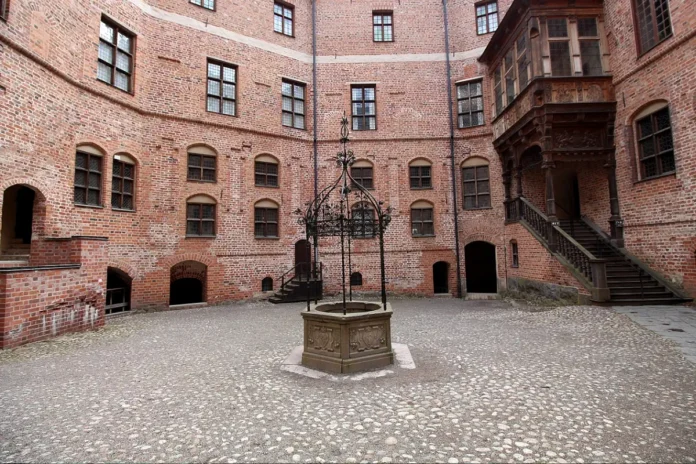 The courtyard of Gripsholm Castle. Photo: Sniper Zeta (CC BY-SA 4.0)